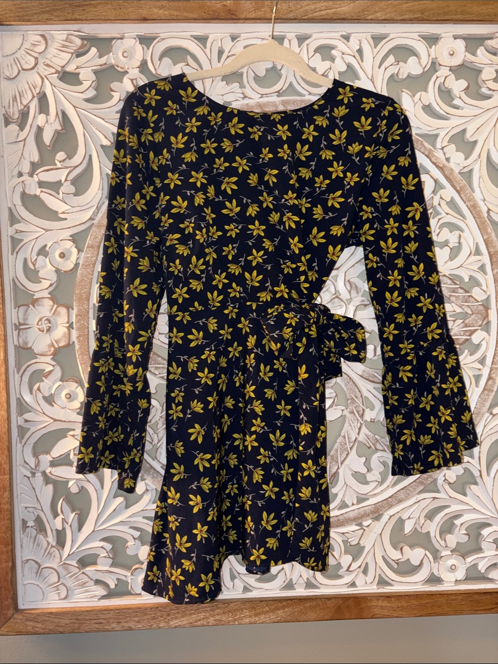 A Pea in the Pod Maternity Floral Wrap Top Bell Sleeve Navy Yellow Size EUC sz M